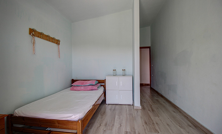 TOP FLOOR APT WITH RIGHTS ON A SPACIOUS PLOT