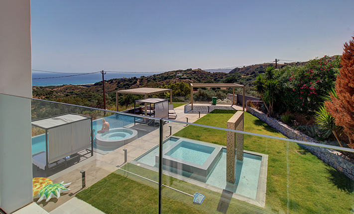 TOP FLOOR APT WITH RIGHTS ON A SPACIOUS PLOT