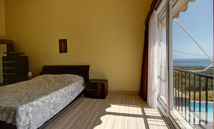 TOP FLOOR APT WITH RIGHTS ON A SPACIOUS PLOT