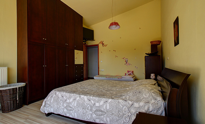 TOP FLOOR APT WITH RIGHTS ON A SPACIOUS PLOT