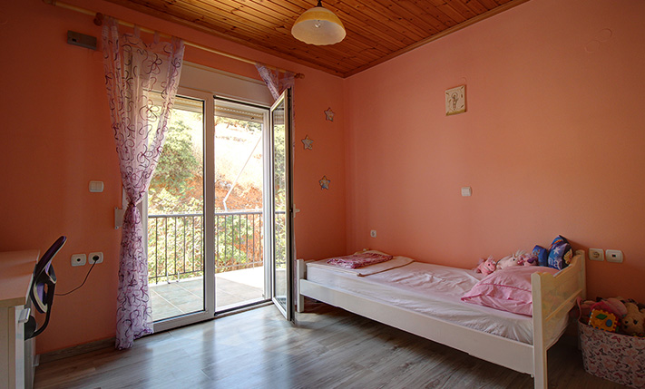 TOP FLOOR APT WITH RIGHTS ON A SPACIOUS PLOT