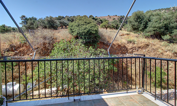 TOP FLOOR APT WITH RIGHTS ON A SPACIOUS PLOT