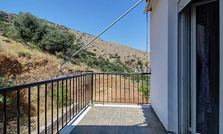 TOP FLOOR APT WITH RIGHTS ON A SPACIOUS PLOT