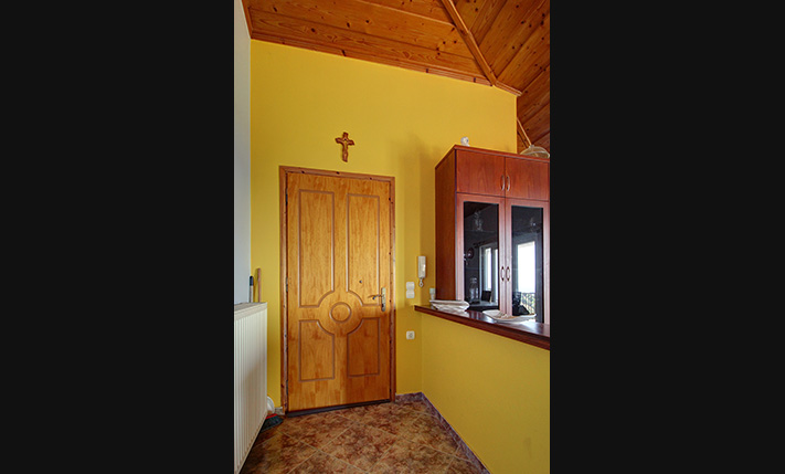 TOP FLOOR APT WITH RIGHTS ON A SPACIOUS PLOT