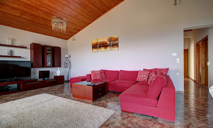 TOP FLOOR APT WITH RIGHTS ON A SPACIOUS PLOT