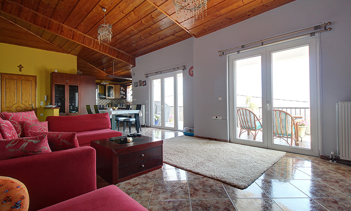 TOP FLOOR APT WITH RIGHTS ON A SPACIOUS PLOT