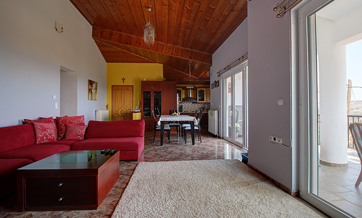 TOP FLOOR APT WITH RIGHTS ON A SPACIOUS PLOT