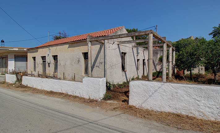 LARGE SINGLE-LEVEL STONE HOUSE WITH A GARDEN