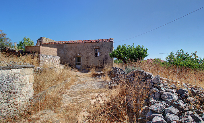 HOUSE ON A SPACIOUS CORNER PLOT WITH SEA VIEWS