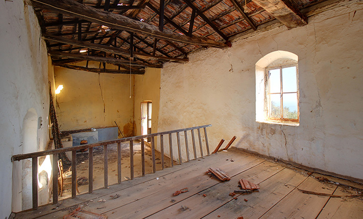 HOUSE ON A SPACIOUS CORNER PLOT WITH SEA VIEWS