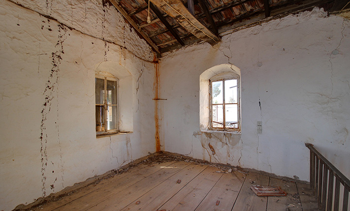 HOUSE ON A SPACIOUS CORNER PLOT WITH SEA VIEWS