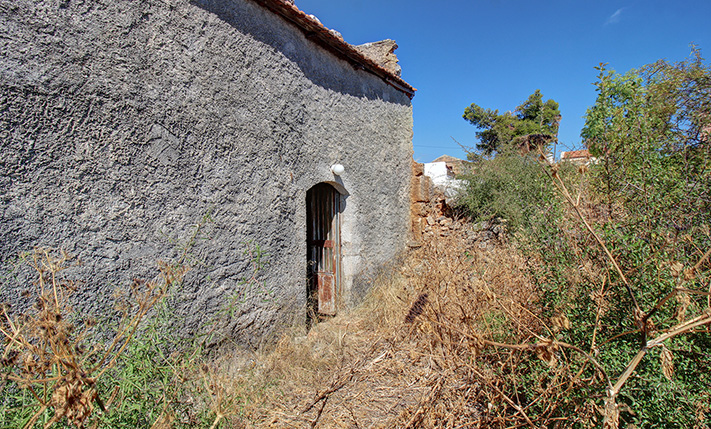 HOUSE ON A SPACIOUS CORNER PLOT WITH SEA VIEWS