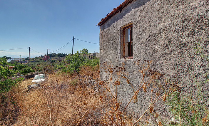 HOUSE ON A SPACIOUS CORNER PLOT WITH SEA VIEWS