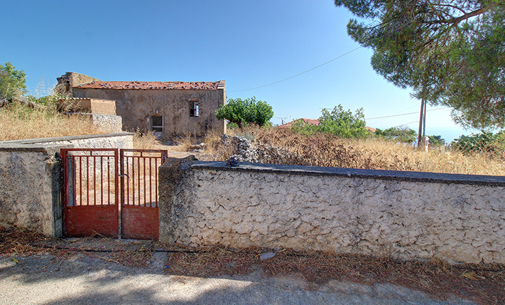HOUSE ON A SPACIOUS CORNER PLOT WITH SEA VIEWS