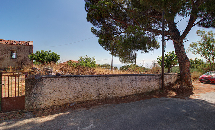 HOUSE ON A SPACIOUS CORNER PLOT WITH SEA VIEWS