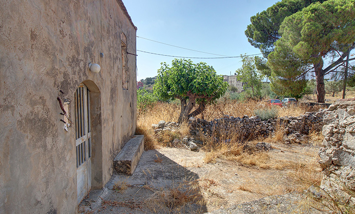 HOUSE ON A SPACIOUS CORNER PLOT WITH SEA VIEWS