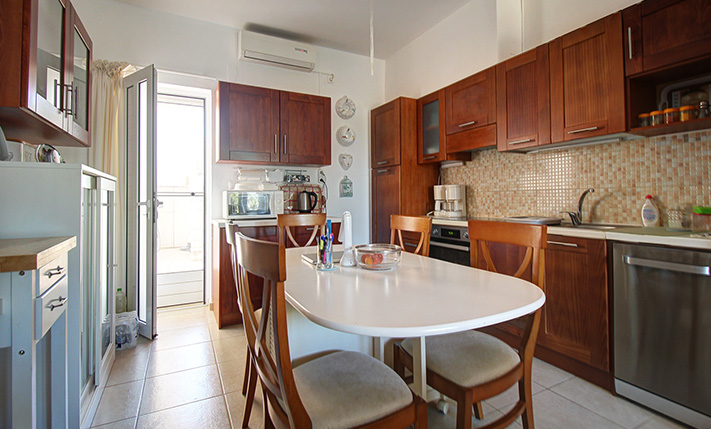 APT WITH LARGE FRONT TERRACE & A SHARED POOL