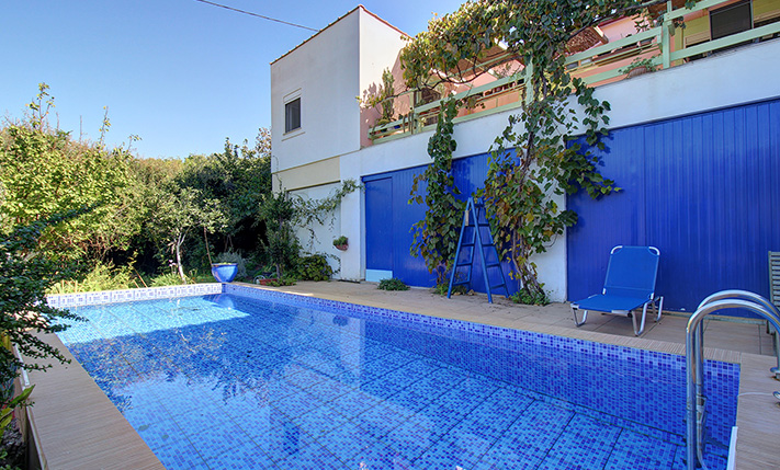 LARGE MIXED-USE BUILDING WITH A 2-BEDROOM HOUSE