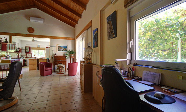 LARGE MIXED-USE BUILDING WITH A 2-BEDROOM HOUSE