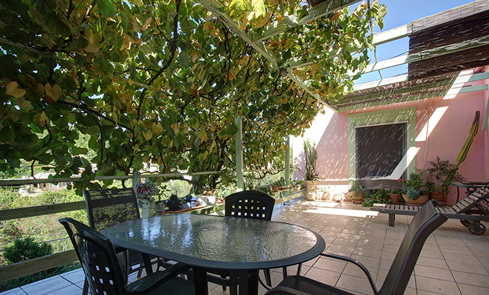 LARGE MIXED-USE BUILDING WITH A 2-BEDROOM HOUSE