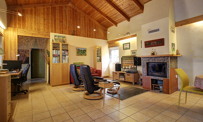 LARGE MIXED-USE BUILDING WITH A 2-BEDROOM HOUSE