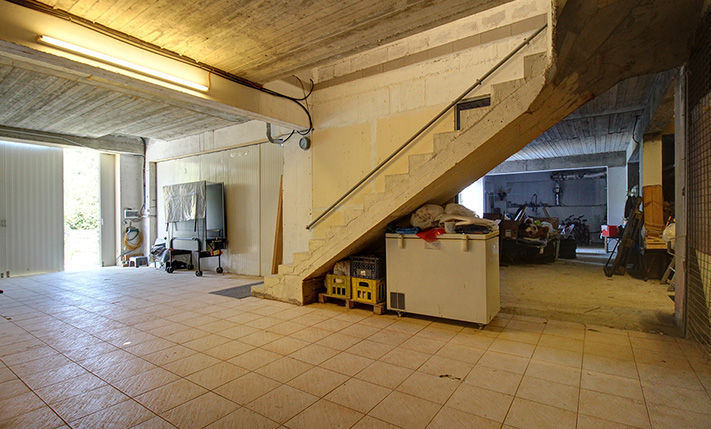 LARGE MIXED-USE BUILDING WITH A 2-BEDROOM HOUSE