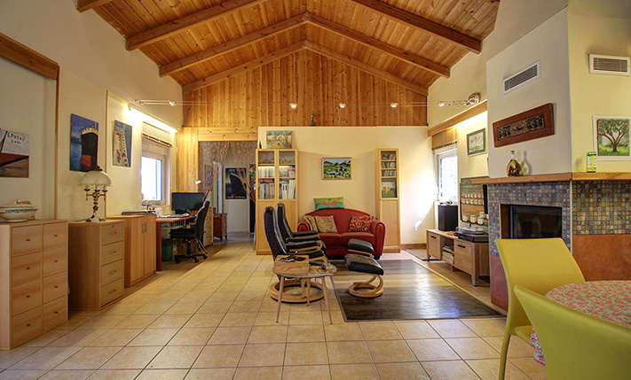 LARGE MIXED-USE BUILDING WITH A 2-BEDROOM HOUSE