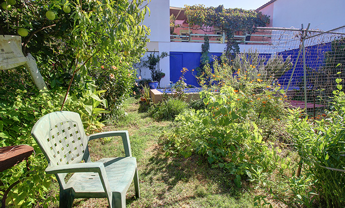 LARGE MIXED-USE BUILDING WITH A 2-BEDROOM HOUSE