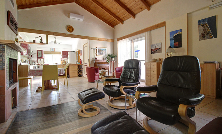 LARGE MIXED-USE BUILDING WITH A 2-BEDROOM HOUSE