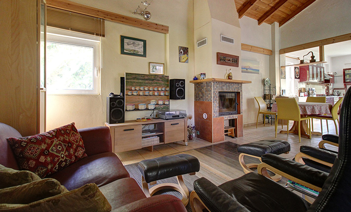 LARGE MIXED-USE BUILDING WITH A 2-BEDROOM HOUSE