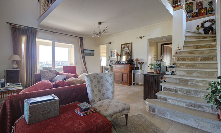 LARGE VILLA NEAR THE CITY & TO AMENITIES