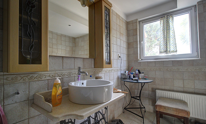 LARGE VILLA NEAR THE CITY & TO AMENITIES