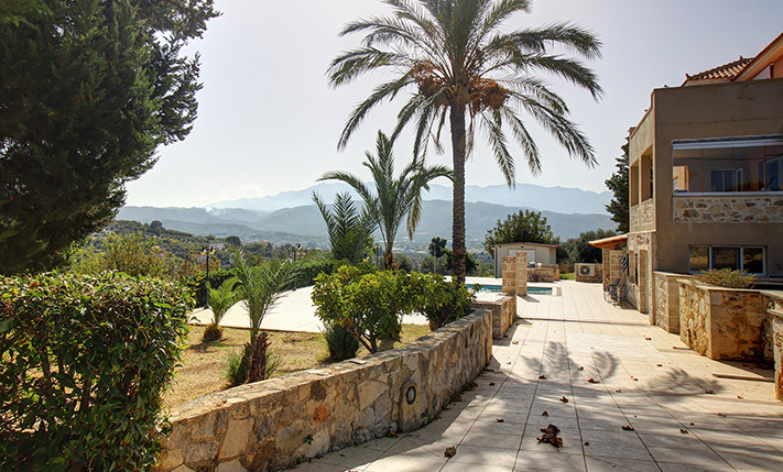 LARGE VILLA NEAR THE CITY & TO AMENITIES