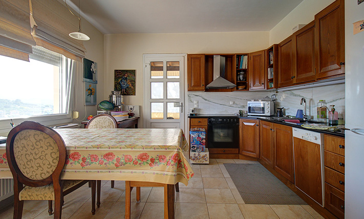 LARGE VILLA NEAR THE CITY & TO AMENITIES