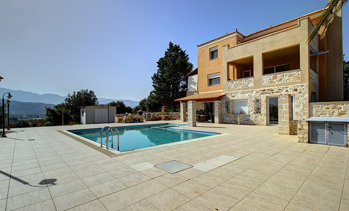 LARGE VILLA NEAR THE CITY & TO AMENITIES