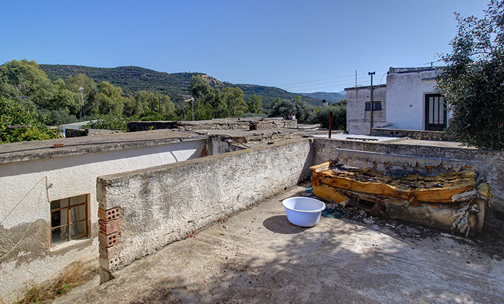WITH ENCLOSED COURTYARD ON THE WAY TO ELAFONISI