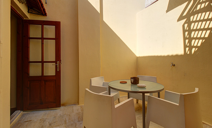 BRIGHT TOWNHOUSE IN CENTRAL RETHIMNON