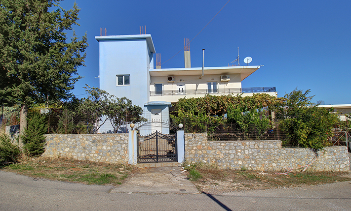 TOP FLOOR HOUSE WITH UNCONVERTED GROUND LEVEL
