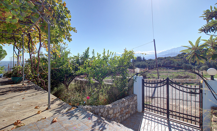 TOP FLOOR HOUSE WITH UNCONVERTED GROUND LEVEL