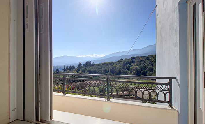 ΜΕΓΑΛΗ ΚΑΤΟΙΚΙΑ ΟΡΟΦΟΥ ΜΕ ΗΜΙΤΕΛΕΣ ΙΣΟΓΕΙΟ