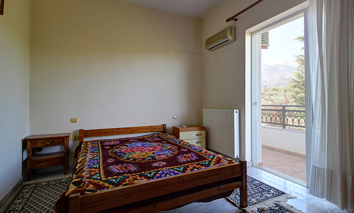 TOP FLOOR HOUSE WITH UNCONVERTED GROUND LEVEL