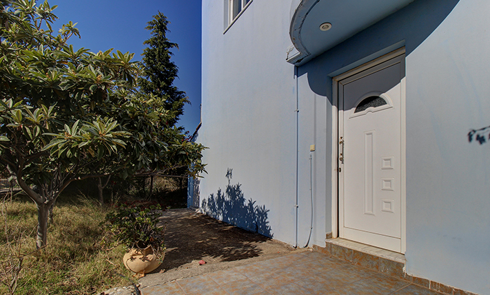 TOP FLOOR HOUSE WITH UNCONVERTED GROUND LEVEL