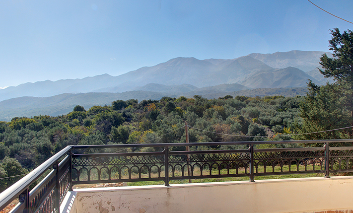 TOP FLOOR HOUSE WITH UNCONVERTED GROUND LEVEL