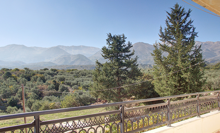 TOP FLOOR HOUSE WITH UNCONVERTED GROUND LEVEL
