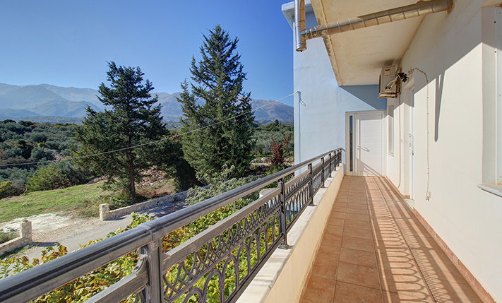 TOP FLOOR HOUSE WITH UNCONVERTED GROUND LEVEL