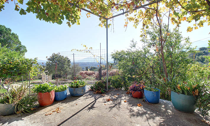 ΜΕΓΑΛΗ ΚΑΤΟΙΚΙΑ ΟΡΟΦΟΥ ΜΕ ΗΜΙΤΕΛΕΣ ΙΣΟΓΕΙΟ