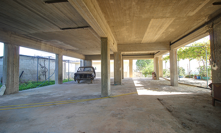 TOP FLOOR HOUSE WITH UNCONVERTED GROUND LEVEL