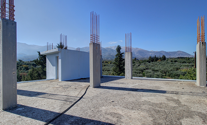 TOP FLOOR HOUSE WITH UNCONVERTED GROUND LEVEL
