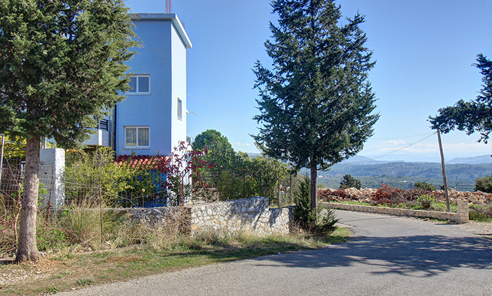 TOP FLOOR HOUSE WITH UNCONVERTED GROUND LEVEL