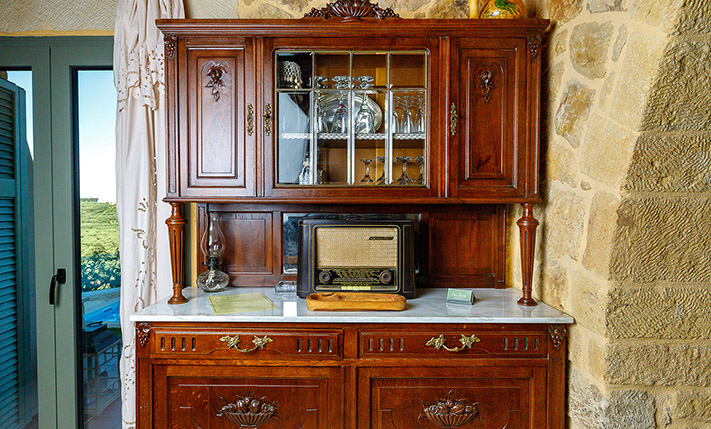 ΑΝΑΠΑΛΑΙΩΜΕΝΗ ΠΕΤΡΟΚΤΙΣΤΗ ΟΙΚΙΑ ΜΕ ΘΕΑ